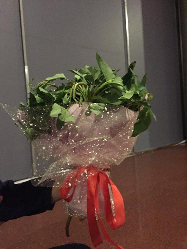 Idol ghét của nào, fan trao của ấy: Thùy Tiên nhận bó hoa rau