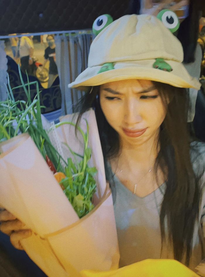 Idol ghét của nào, fan trao của ấy: Thùy Tiên nhận bó hoa rau