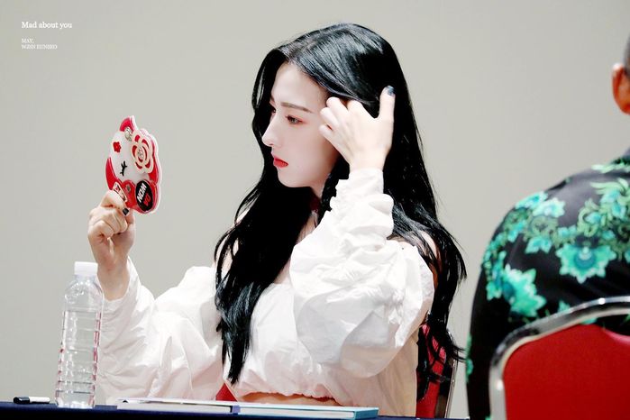 Idol Kpop chứng minh quan niệm con gái thứ 3 tài sắc ở Hàn là thật