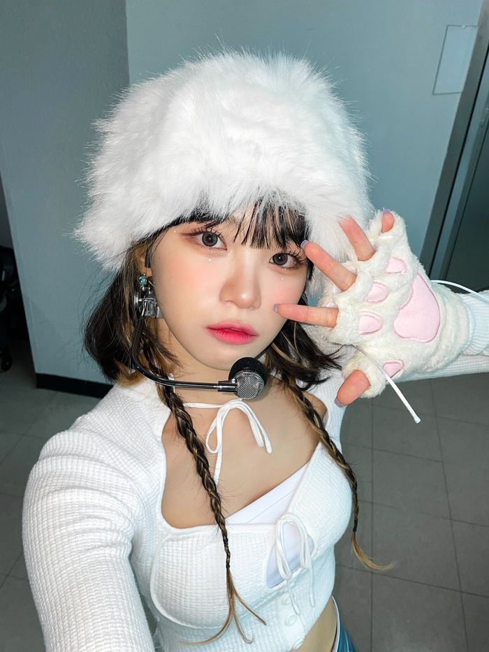 Idol Kpop lăng xê muôn kiểu mũ lông năm 2022: Jennie cực sang chảnh