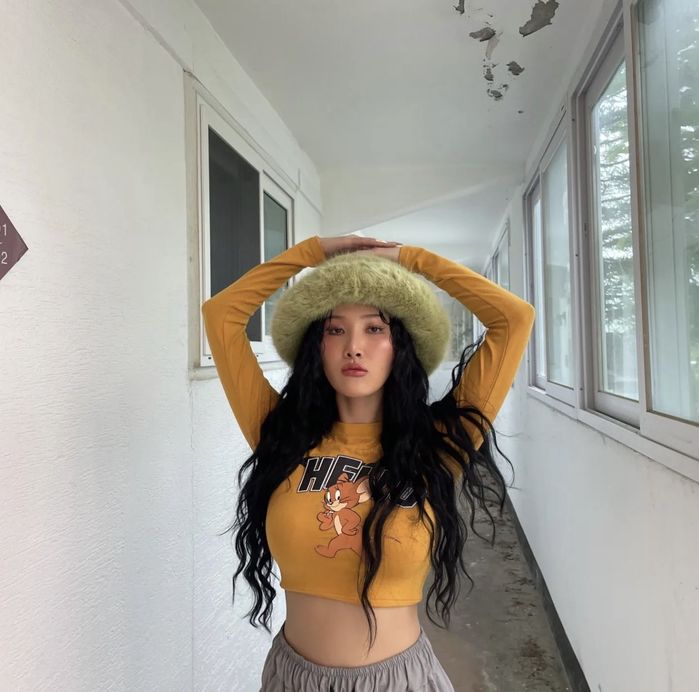 Idol Kpop lăng xê muôn kiểu mũ lông năm 2022: Jennie cực sang chảnh