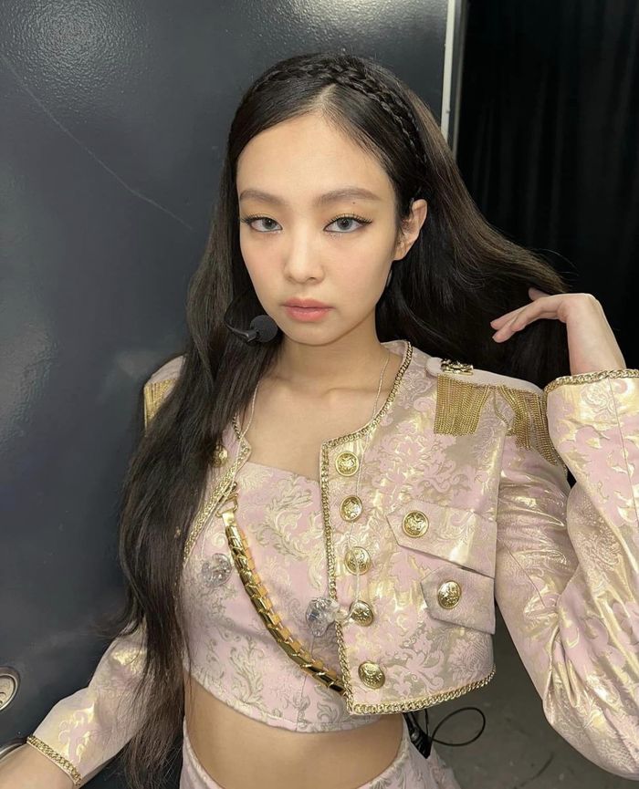 Idol Kpop lăng xê muôn kiểu mũ lông năm 2022: Jennie cực sang chảnh