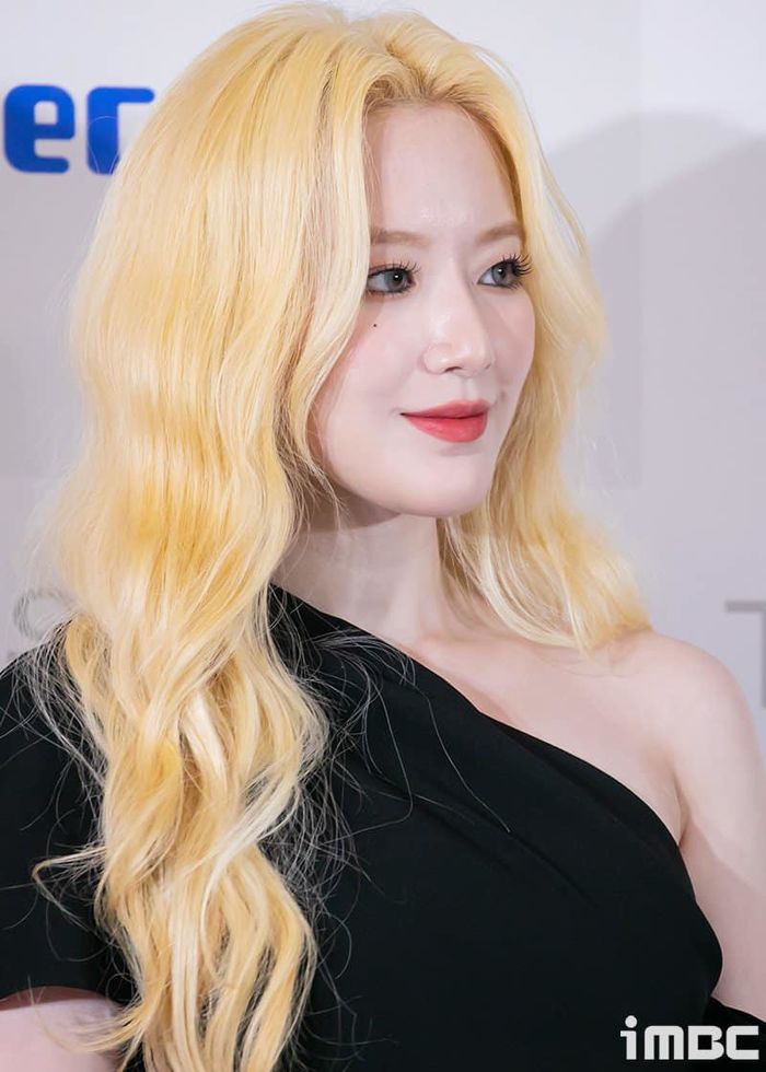 Idol Kpop nhuộm tóc vàng chói lóa: Joy không hợp, Shuhua xinh ngất