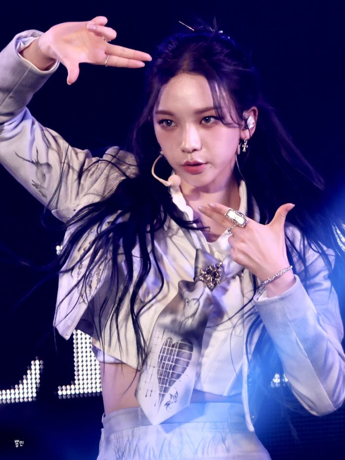 Idol Kpop từng là vũ công phụ họa: Karina toả sáng bên đàn anh