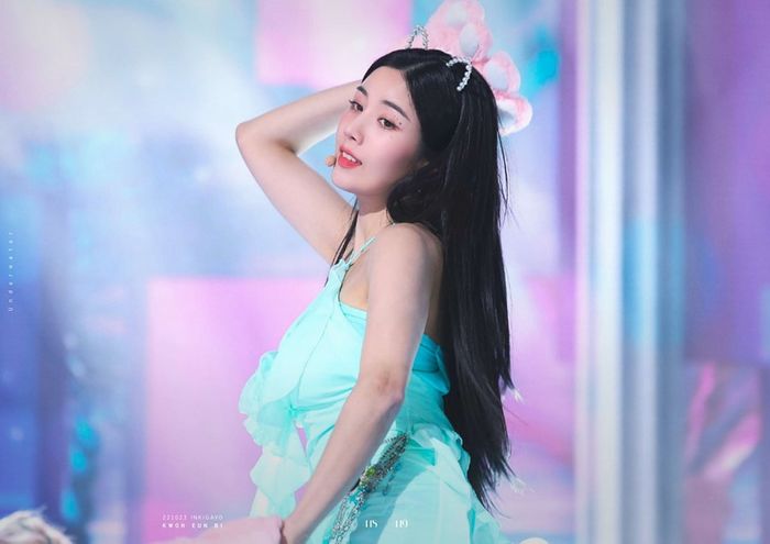 Idol Kpop từng là vũ công phụ họa: Karina toả sáng bên đàn anh