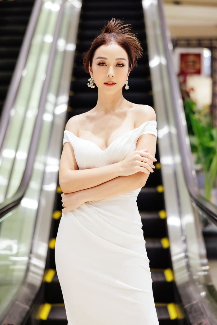 Jennifer Phạm khoe sắc vóc gái 4 con nuột nà: Ảnh cam thường xinh xỉu