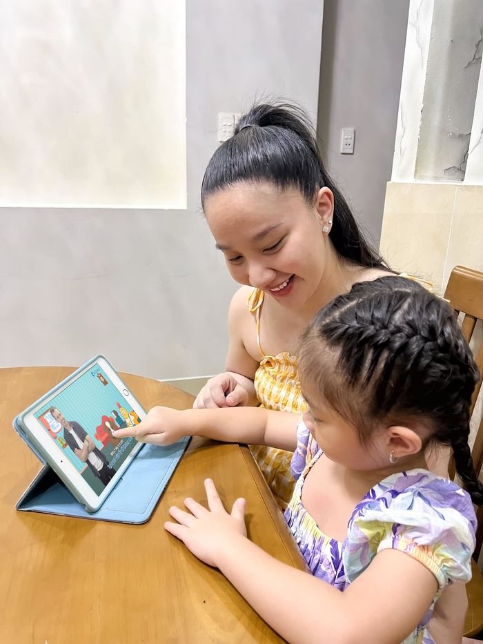 Khung hình đầy đủ 5 thành viên nhà Lê Dương Bảo Lâm