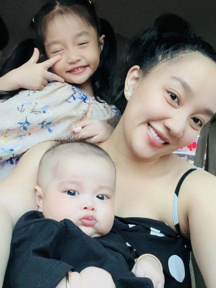 Khung hình đầy đủ 5 thành viên nhà Lê Dương Bảo Lâm