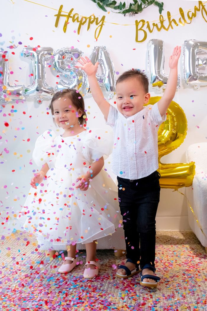 Leon khóc khi nhận được quà sinh nhật, anh 2 Subeo dịu dàng với các em