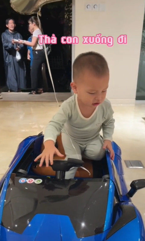 Leon khóc khi nhận được quà sinh nhật, anh 2 Subeo dịu dàng với các em