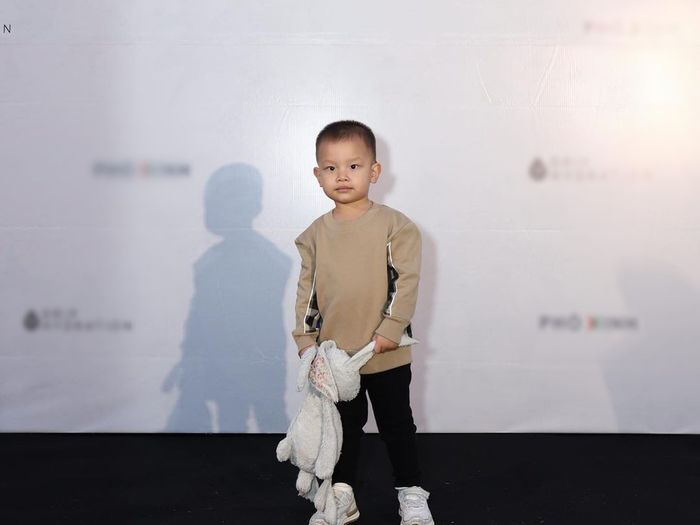 Leon nhà Hà Hồ đi thảm đỏ: Nhóc tỳ 2 tuổi ra dáng soái ca nhí