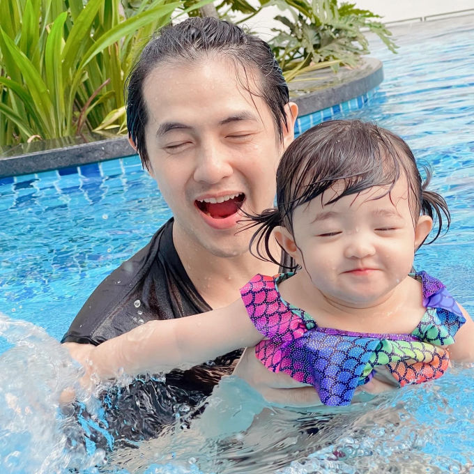 Ông Cao Thắng phì cười khi Đông Nhi tự nhận bé Winnie giống mẹ