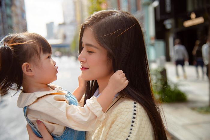 Ông Cao Thắng phì cười khi Đông Nhi tự nhận bé Winnie giống mẹ