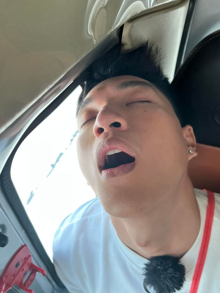 Loạt khoảnh khắc ngủ gật cưng xỉu của rapper HIEUTHUHAI