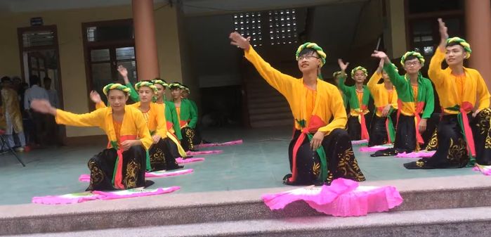 Lớp thiếu nữ, dàn nam sinh xung phong múa văn nghệ 20/11 cực dẻo