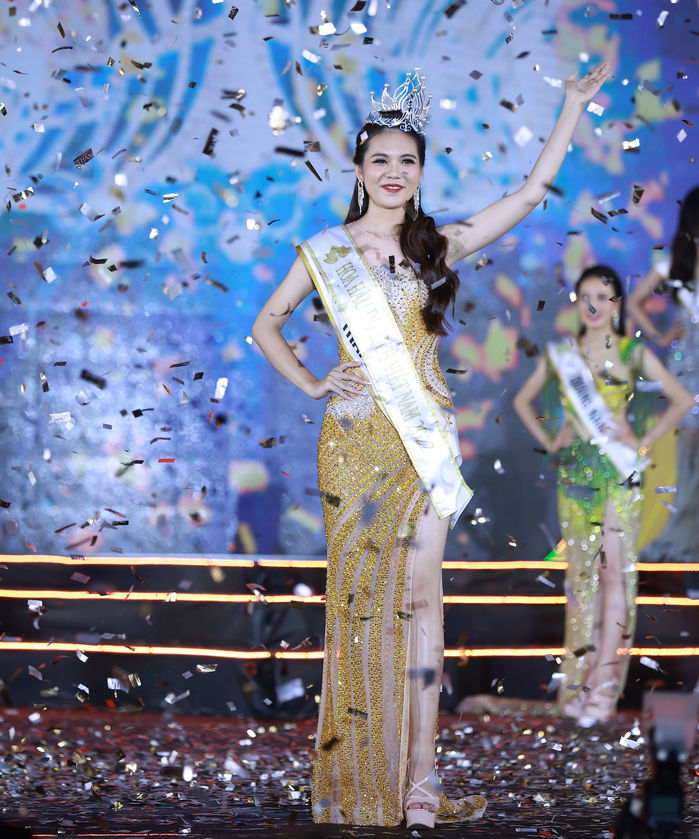 Màn final walk của Hoa hậu Ngọc Diễm sau 14 năm: Muộn còn đỡ hơn không