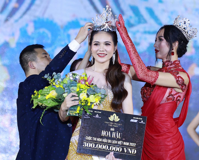 Màn final walk của Hoa hậu Ngọc Diễm sau 14 năm: Muộn còn đỡ hơn không