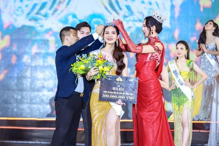 Màn final walk của Hoa hậu Ngọc Diễm sau 14 năm: Muộn còn đỡ hơn không