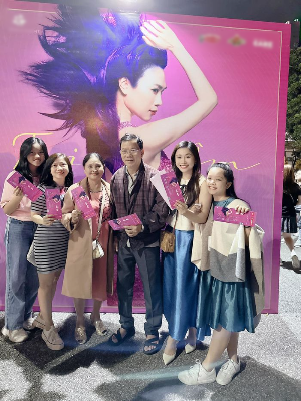 MC Anh Thơ mua vé Super VIP đưa cả nhà đi xem liveshow Mỹ Tâm