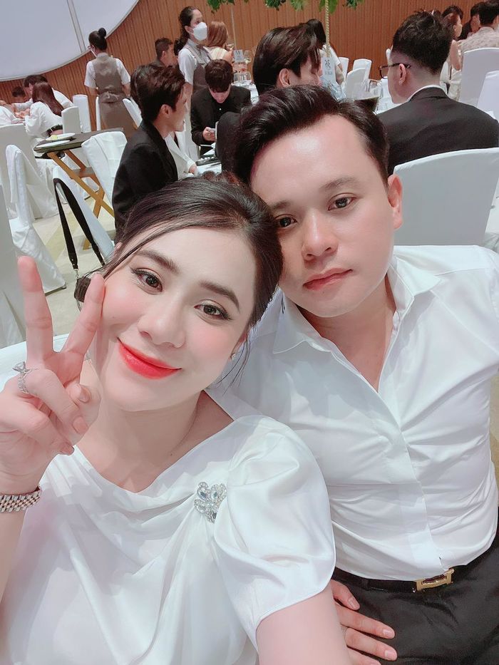 Mẹ bầu Hồ Bích Trâm khoe ảnh bên xế hộp bạc tỷ