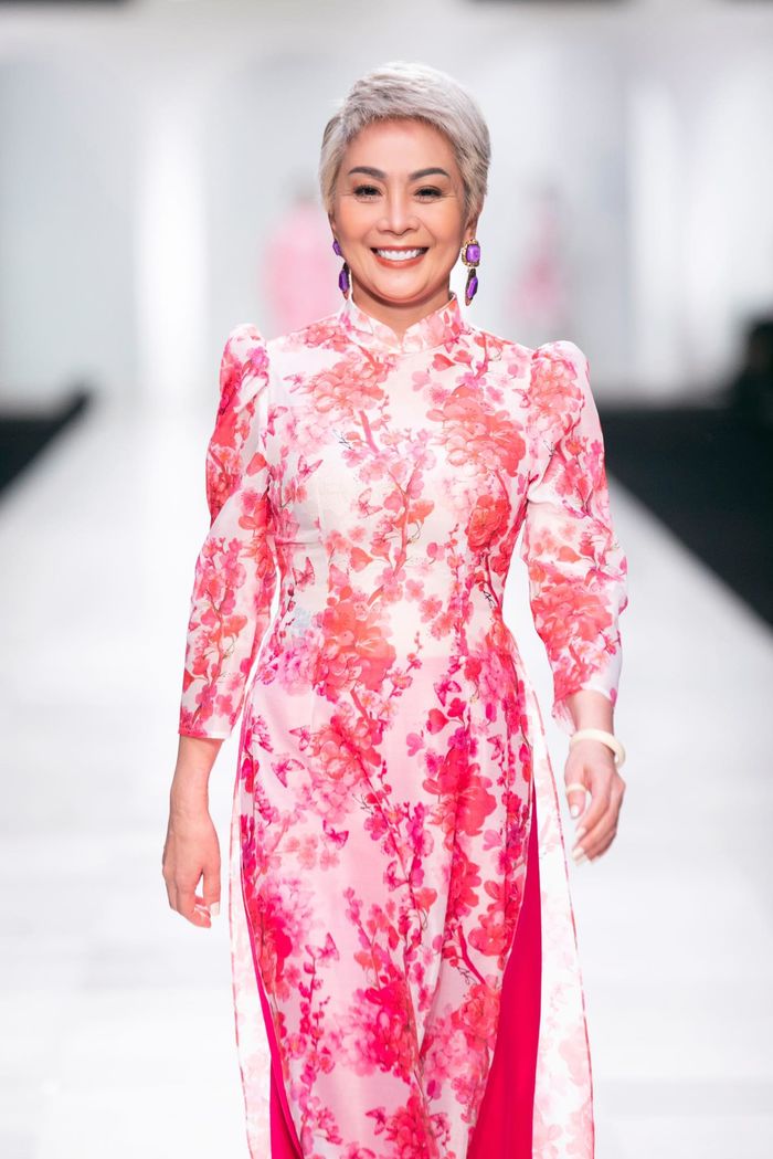 Mẹ chồng quốc dân catwalk thần thái trước 3000 khách mời