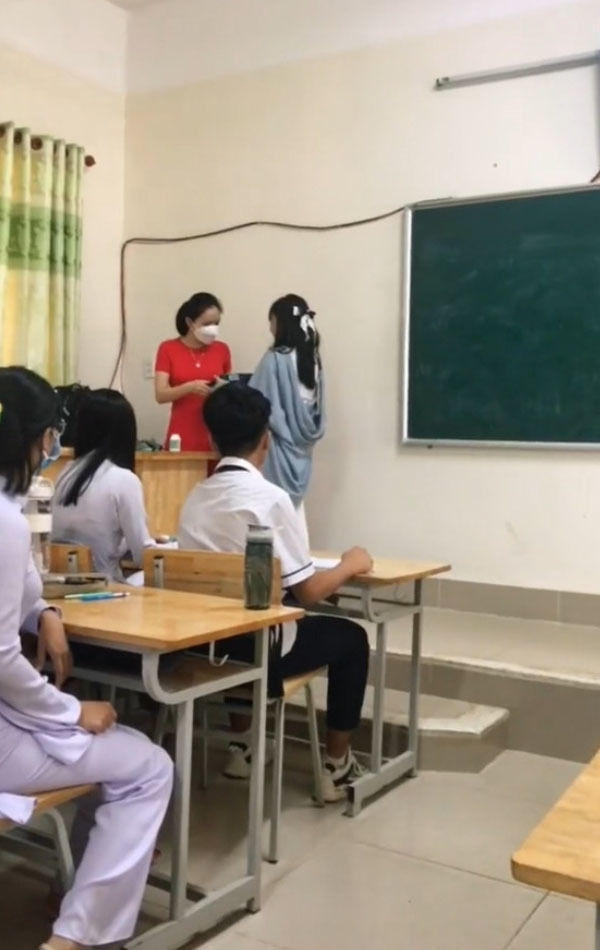 Cô giáo rơi nước mắt nhận quà 20/11 từ học sinh