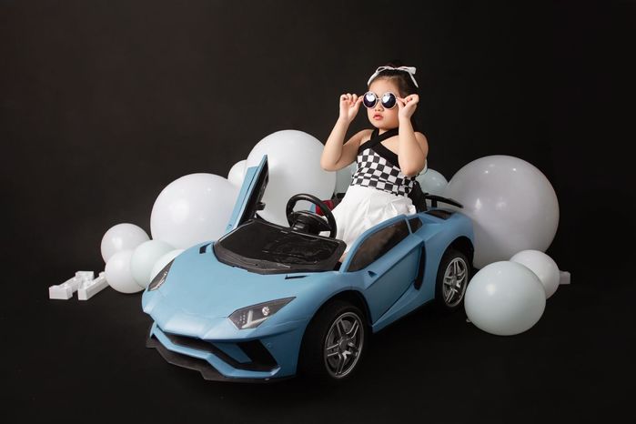 Mẹ đảm Vân Trang tự làm ô tô, studio tại nhà cho các con chụp hình