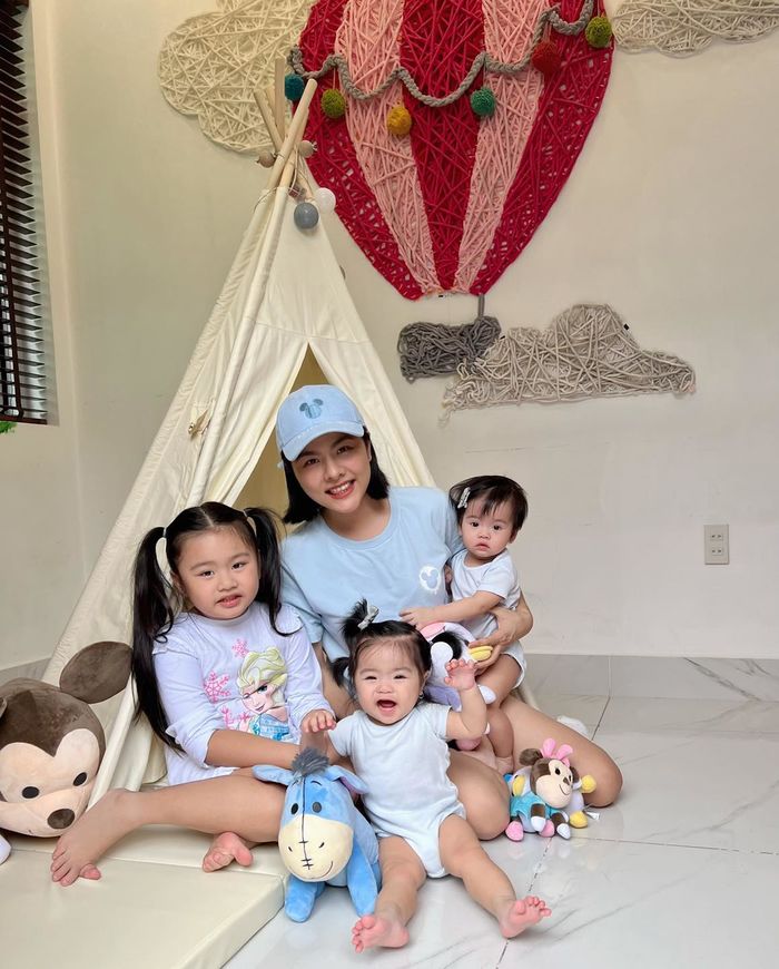 Mẹ đảm Vân Trang tự làm ô tô, studio tại nhà cho các con chụp hình