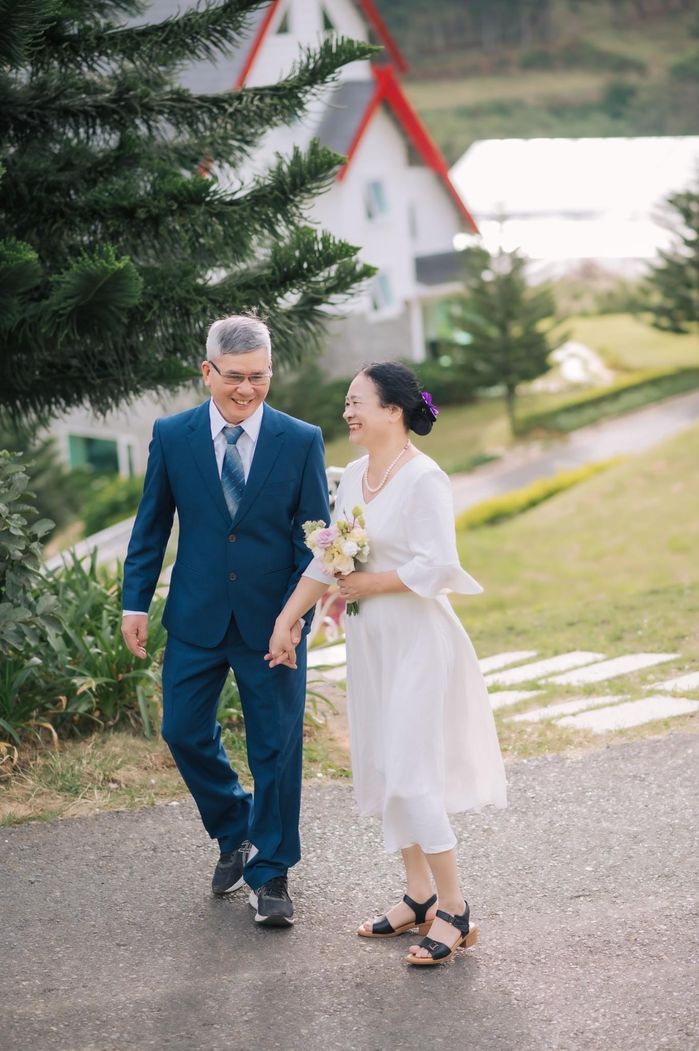 Bộ ảnh cưới ngọt ngào như thuở mới yêu của ông bà sau 45 năm lấy nhau