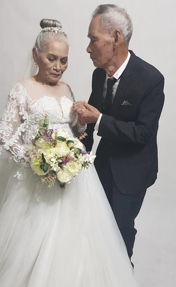 Bộ ảnh cưới ngọt ngào như thuở mới yêu của ông bà sau 45 năm lấy nhau