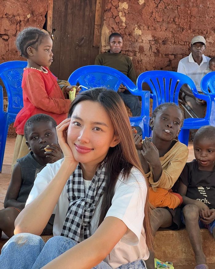 Miss Grand International 2022 diện trang phục tựa váy ngủ đi từ thiện