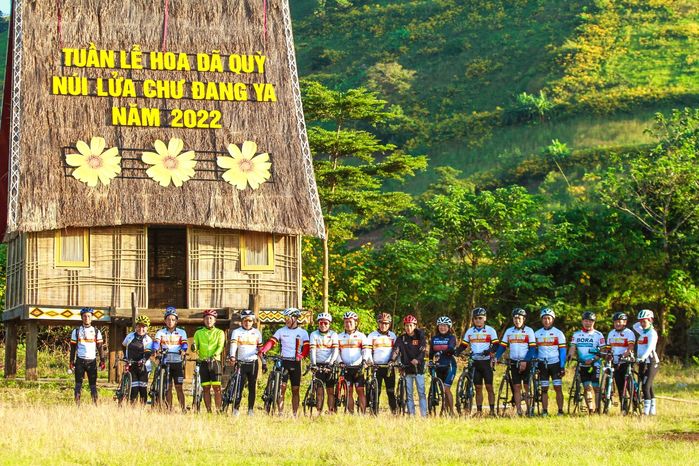 Mùa dã quỳ Gia Lai đến rồi, tiện thể bay dù lượn trên núi lửa cực chil