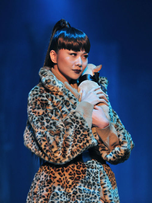 Mỹ nhân Việt mang cún lên sàn catwalk: Huyền My muốn độn thổ