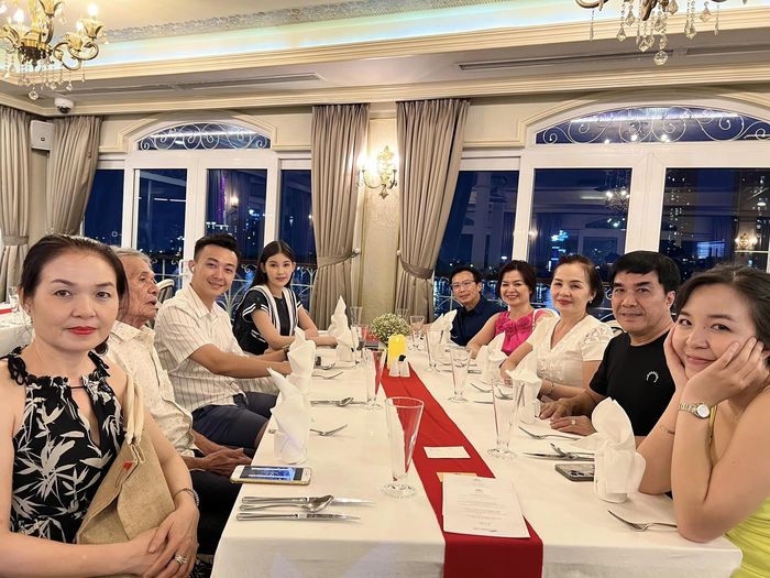 Mỹ nhân Việt thân thiết với nhà chồng: Vân Ngô PR hộ em trai Huy Trần