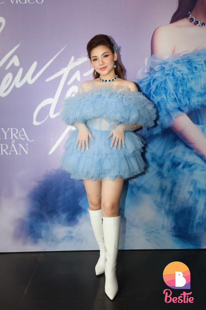 Lady Mây Myra Trần khóc như mưa khi được Hồ Quỳnh Hương khen ngợi