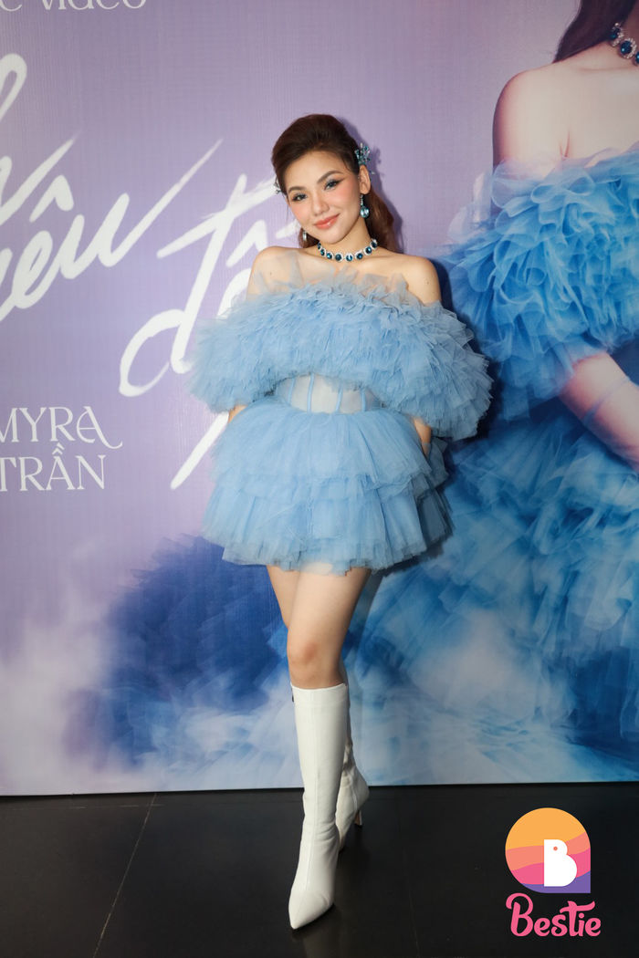 Lady Mây Myra Trần khóc như mưa khi được Hồ Quỳnh Hương khen ngợi