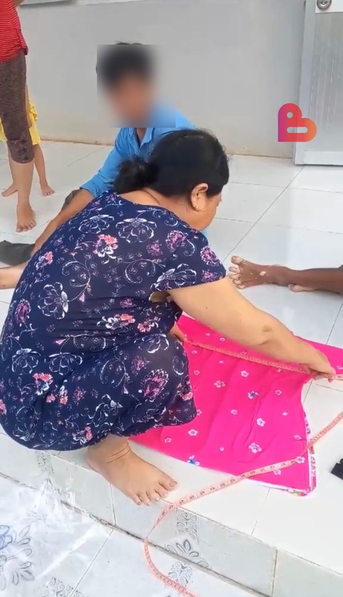 Nam shipper giao hàng được cả nhà mời ở lại đợi kiểm tra số đo đồ