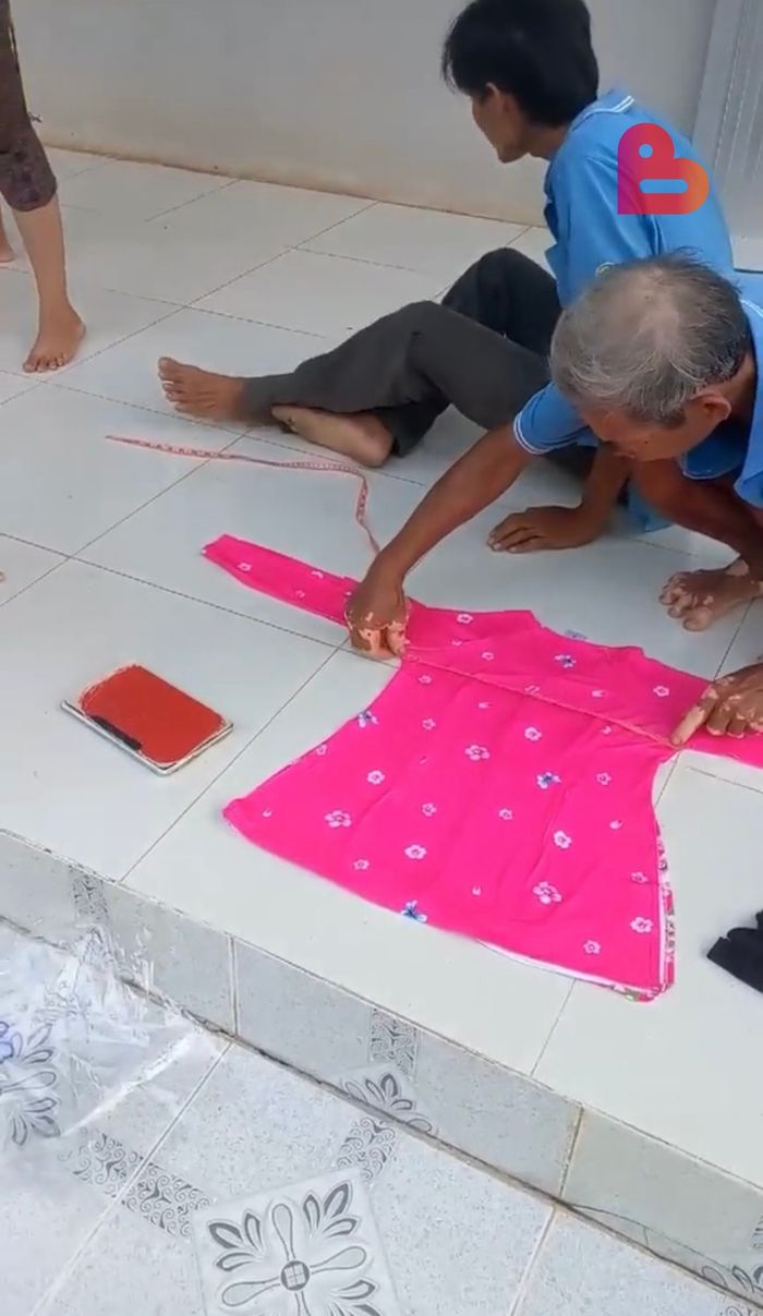 Nam shipper giao hàng được cả nhà mời ở lại đợi kiểm tra số đo đồ