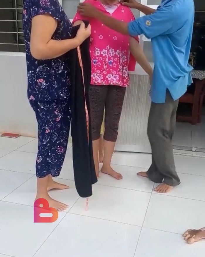 Nam shipper giao hàng được cả nhà mời ở lại đợi kiểm tra số đo đồ