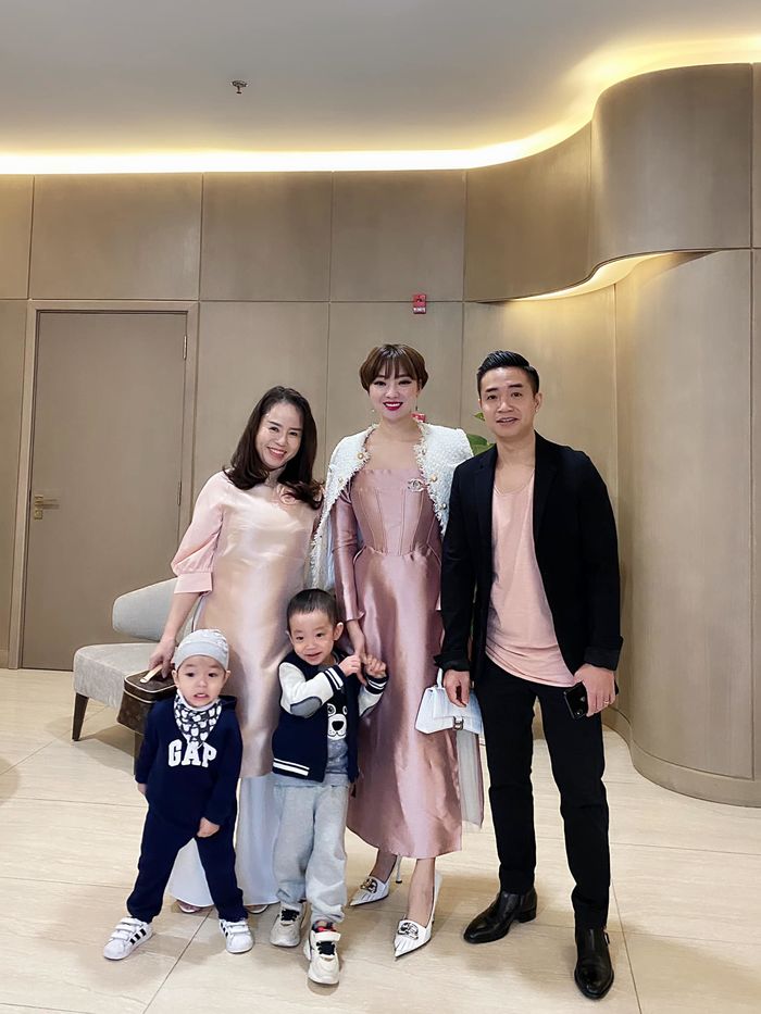Nàng dâu tâm lý nhất Việt Nam, đưa thẻ cho mẹ chồng thích gì thì mua