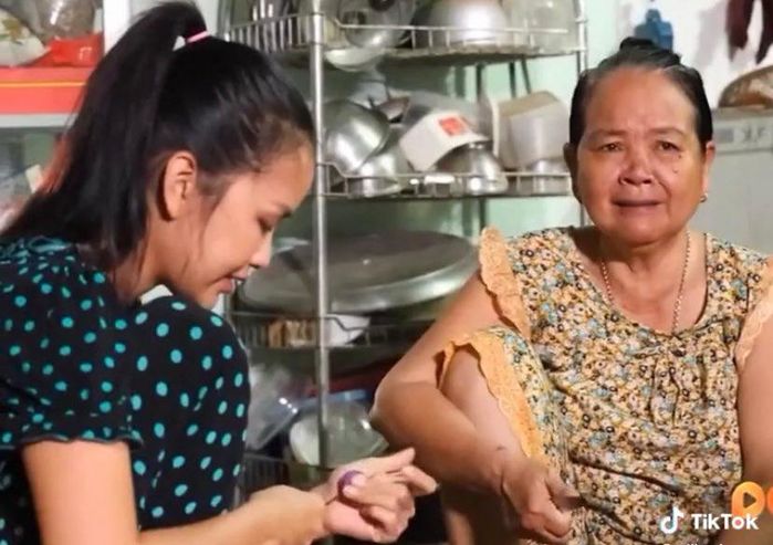 Ngọc Châu mong mẹ ra sân bay tiễn khi thi MU: Nhắc mặc cả áo vía