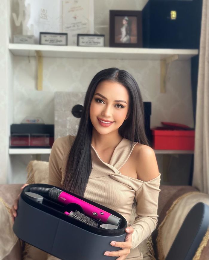 Ngọc Châu tới Philippines: Trổ tài bắn tiếng Anh, catwalk cực mượt