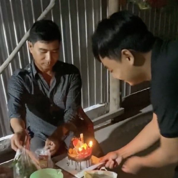 Người cha lần đầu được thổi nến bánh kem: Đây là trái dâu thiệt hả