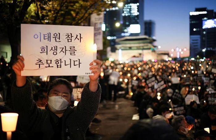Người Hàn xuống đường thắp nến, cầu nguyện cho nạn nhân tại Itaewon
