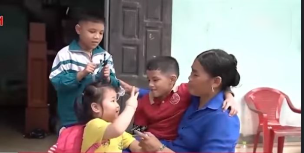 Người phụ nữ nhặt ve chai nuôi 7 con, 3 đứa trẻ không cùng máu mủ
