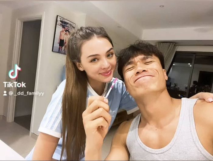 Nhìn lại hành trình đón con trai đầu lòng của thủ môn Bùi Tiến Dũng