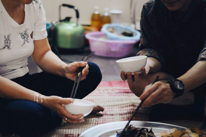 Nhói lòng bữa cơm ba mẹ: Có con ắp thức ăn, không con cơm chan canh