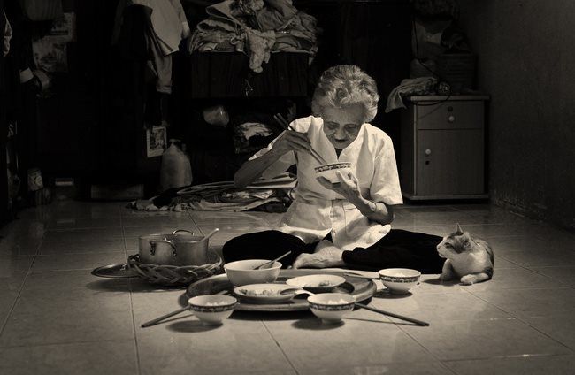 Nhói lòng bữa cơm ba mẹ: Có con ắp thức ăn, không con cơm chan canh