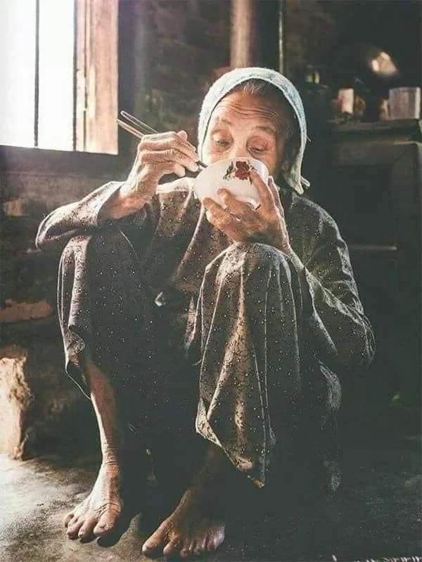 Nhói lòng bữa cơm ba mẹ: Có con ắp thức ăn, không con cơm chan canh