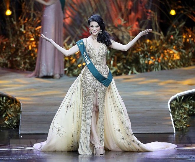 Những Hoa hậu quốc tế mặc đầm của NTK Việt và đăng quang